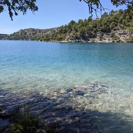 Maison Paisible Au Bord Du *